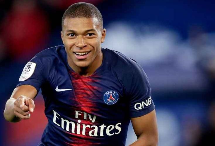 一名年轻选 一名年轻选