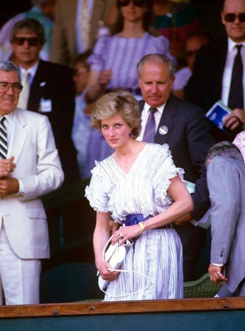 场上展现自 场上展现自