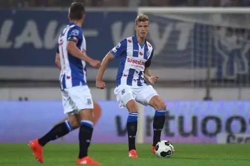 赛中攻入两 赛中攻入两